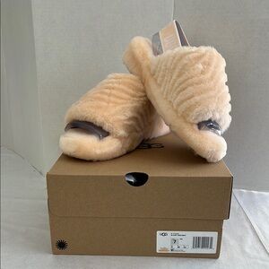 UGG Fluff Yeah Wavy Slipper Size 7 NIB. Peach Fuzz color.